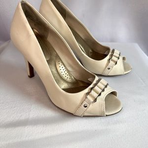 🌸 Off White Women’s Heels by  DEFLEX COMFORT size 7.5